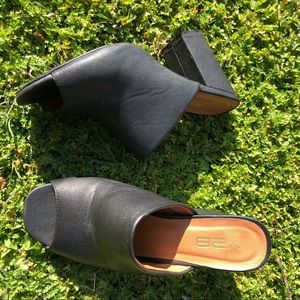 BLACK SHORT HEEL SANDALS
